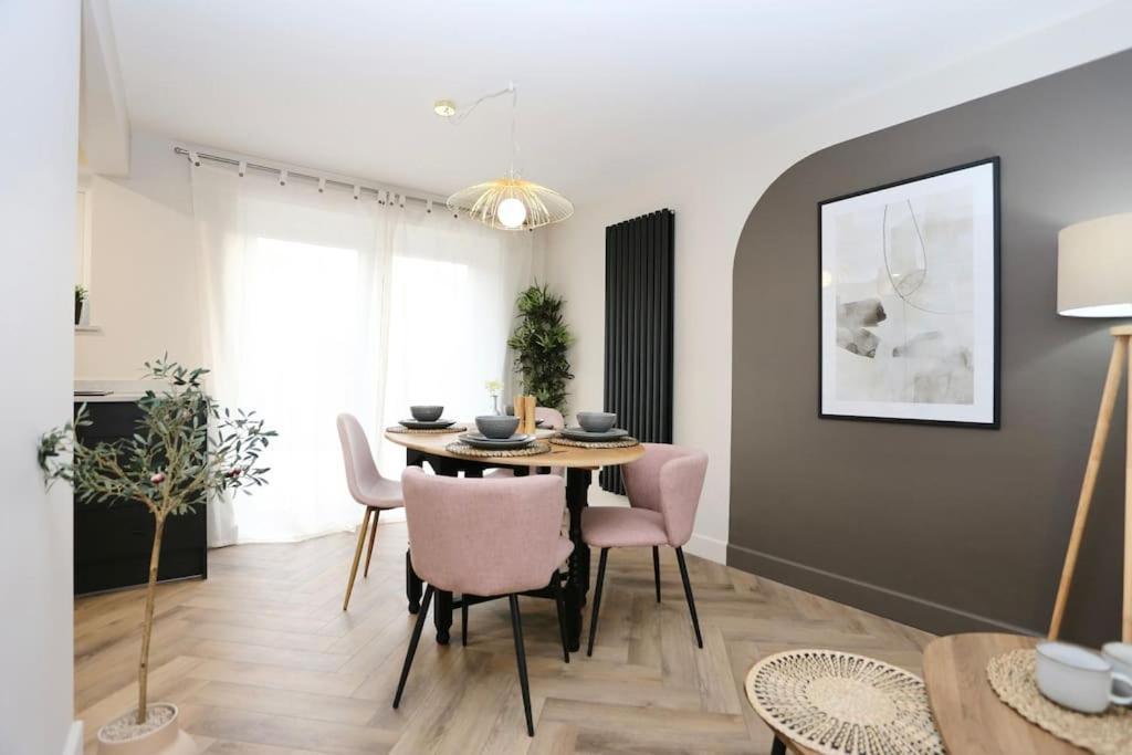 Xxbrand Newxx Sleeps 8, Stylish Japandi House Holiday home *